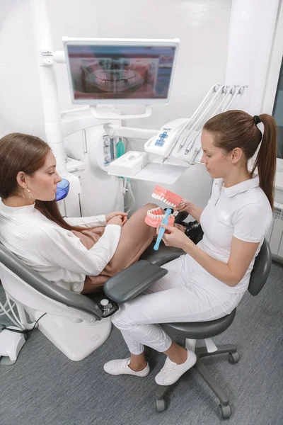 Vertical Vista Superior Tiro Dentista Feminino Falando Com Paciente Segurando — Fotografia de Stock