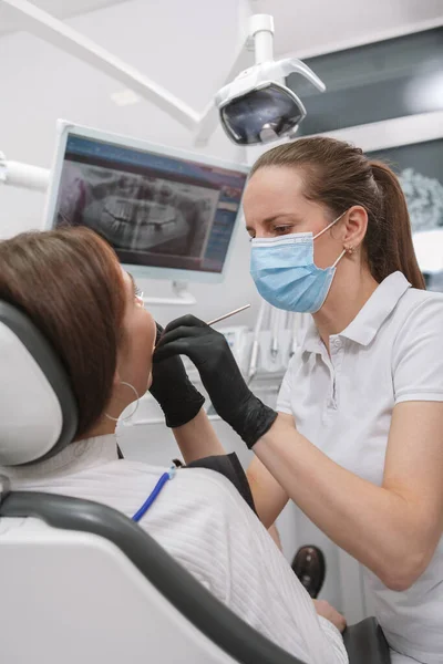 Вертикальний Знімок Жіночого Професійного Стоматолога Який Працює Клініці — стокове фото