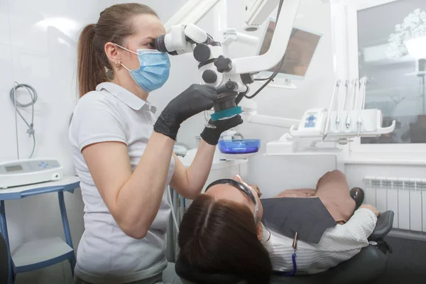 Женщина Стоматолог Оперирующий Стоматологический Микроскоп Лечит Зубы Пациента — стоковое фото