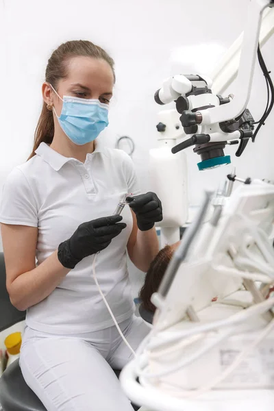 Ritratto Verticale Dentista Professionista Che Indossa Una Maschera Medica Utilizzando — Foto Stock