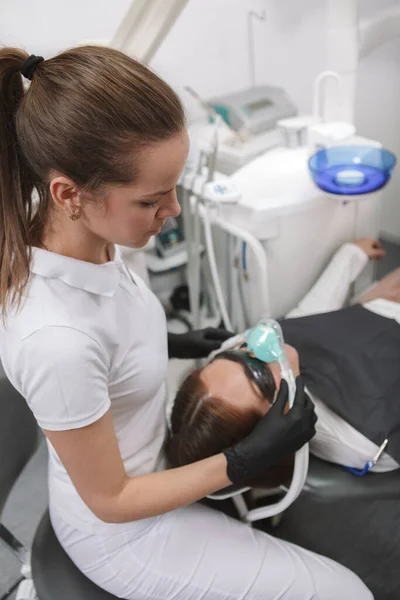 Tiro Vertical Dentista Profissional Colocando Máscara Sedação Inalatória Seu Paciente — Fotografia de Stock