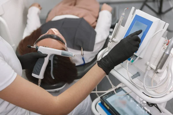 Tiro Cortado Dentista Usando Equipamentos Odontológicos Automatizados Sua Clínica — Fotografia de Stock