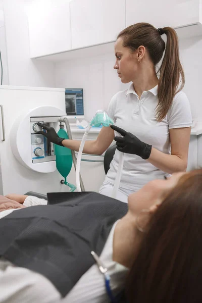 Female Dentist Preparing Inhalation Sedation Mask Put Her Patient — Stock Photo, Image