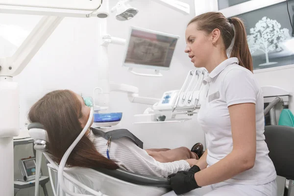 Tandarts Praten Met Haar Patiënt Inhalatie Sedatie Gezichtsmasker Haar — Stockfoto