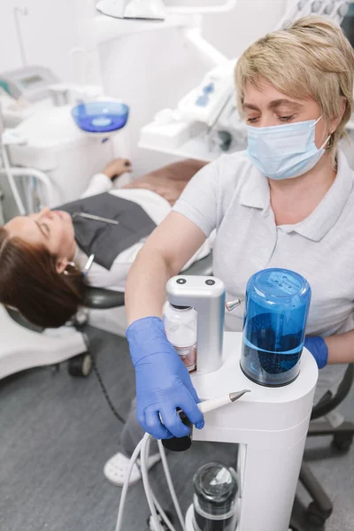 Colpo Verticale Dentista Professionista Utilizzando Moderno Dispositivo Trattamento Dentale Presso — Foto Stock