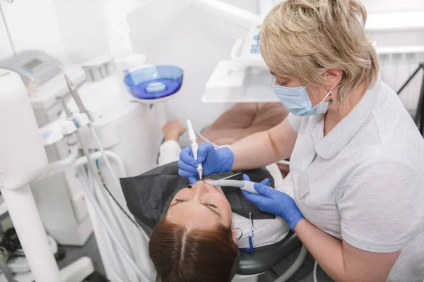 Зріла Жінка Стоматолог Лікує Зуби Пацієнта — стокове фото