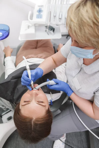 Colpo Verticale Dall Alto Dentista Professionista Che Lavora Curando Denti — Foto Stock