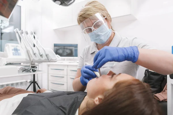 Professionista Dentista Indossando Maschera Medica Lavorando Presso Sua Clinica Durante — Foto Stock