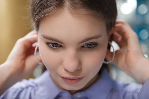 Close Van Een Mooie Vrouw Dragen Hoepel Oorbellen Aanraken Van — Stockfoto