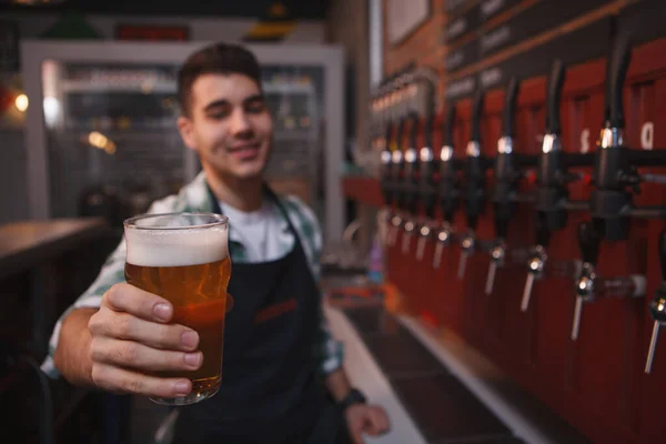 Gelukkige Barman Die Bier Glas Voor Camera Houdt Werkt Zijn — Stockfoto