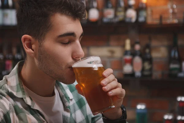 Nahaufnahme Eines Jungen Mannes Der Der Kneipe Leckeres Bier Trinkt — Stockfoto