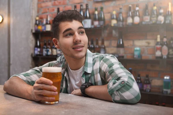 Szczęśliwy Przystojny Młody Człowiek Cieszący Się Piwem Pubie Przestrzeń Kopiowania — Zdjęcie stockowe