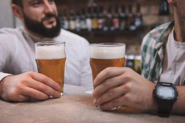 Gesneden Close Van Bier Bril Mannelijke Vrienden Houden Tijdens Het — Stockfoto