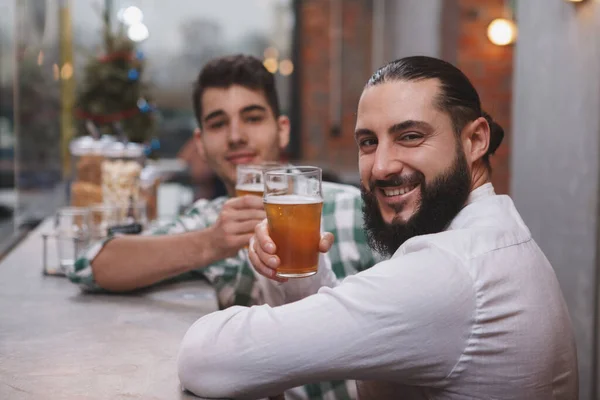 Glücklicher Bärtiger Mann Lächelt Die Kamera Und Hält Sein Bierglas — Stockfoto