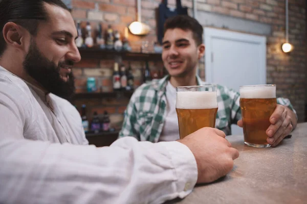 Selektiv Fokus Ølglas Hænderne Mandlige Venner Baren - Stock-foto