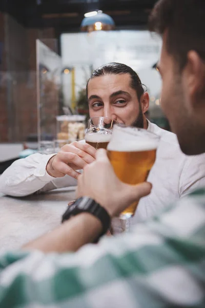 Vertical Cropped Shot Male Friends Sipping Beer Talking Beer Pub — Stock Photo, Image