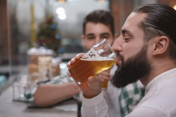 Κοντινό Πλάνο Προφίλ Ενός Γενειοφόρου Άνδρα Πίνοντας Ελαφριά Μπύρα Στην — Φωτογραφία Αρχείου