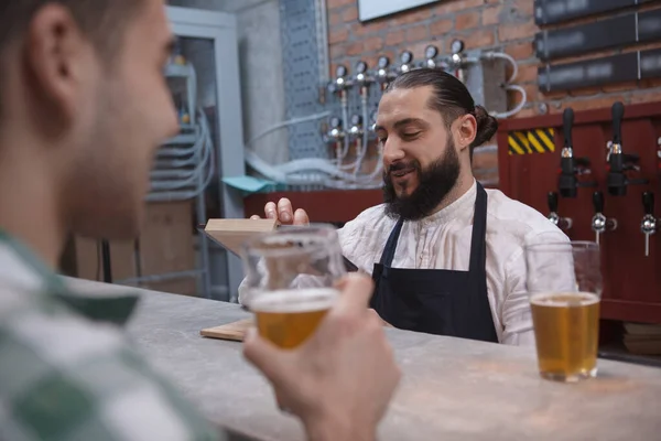 Baard Barman Typen Digitaal Tabblad Voorbereiding Kassa Rekening Voor Klant — Stockfoto