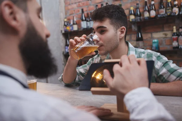 Man Nippen Bier Terwijl Het Krijgen Van Kassa Rekening Van — Stockfoto