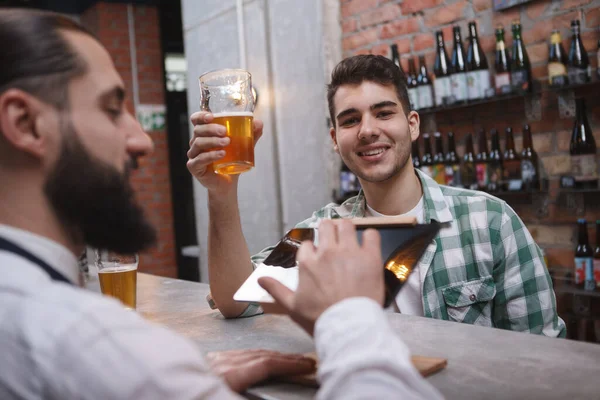 Gut Gelaunter Gutaussehender Mann Prostet Mit Seinem Bierglas Trinkt Der — Stockfoto