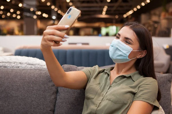 Female Customer Wearing Medical Mask Furniture Store Taking Selfie Her — Stock Photo, Image