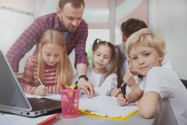 Entzückendes Blondhaariges Kleines Mädchen Das Die Kamera Schaut Ihre Klassenkameraden — Stockfoto