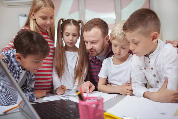 Ältere Männliche Lehrer Genießen Die Arbeit Mit Kindern Der Grundschule — Stockfoto