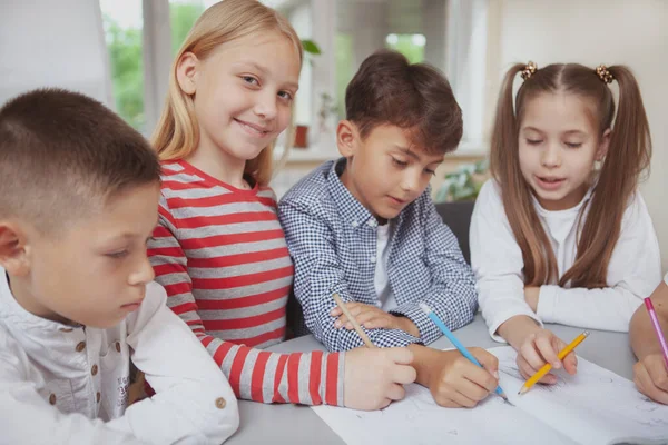 Gelukkig Jong Meisje Geniet Van Studeren Kunstles Met Haar Klasgenoten — Stockfoto