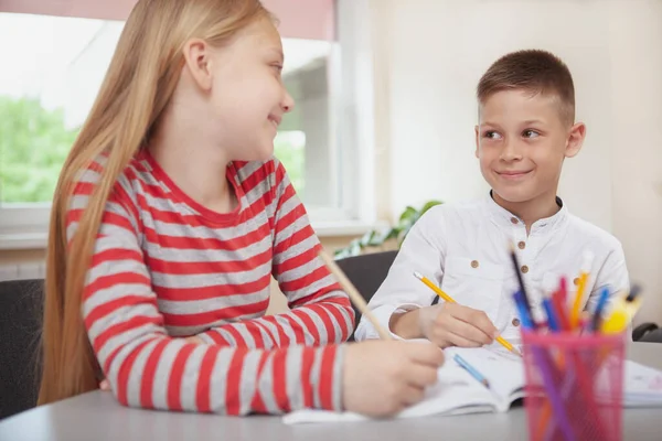 Schöne Junge Klassenkameraden Lächeln Sich Beim Zeichnen Unterricht Fröhlich Kleiner — Stockfoto