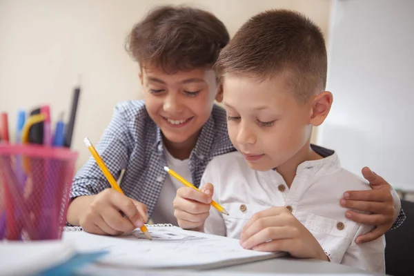 Amicizia Infanzia Attività Ricreative Primo Piano Due Adorabili Giovani Ragazzi — Foto Stock