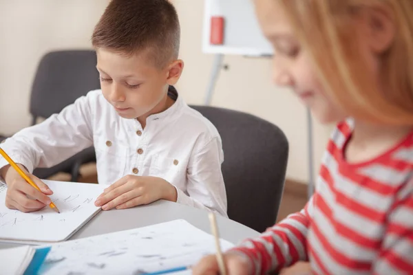 Concentratie Kinderen Onderwijsconcept Gehakt Schot Van Jonge Jongen Meisje Die — Stockfoto