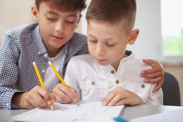 Familie Kinder Brüder Schnappschuss Von Zwei Niedlichen Jungen Die Fokussiert — Stockfoto