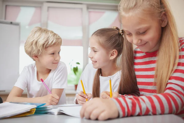 Schöne Blondhaarige Mädchen Lächelt Zeichnet Klassenzimmer Ihre Freunde Plaudern Hintergrund — Stockfoto