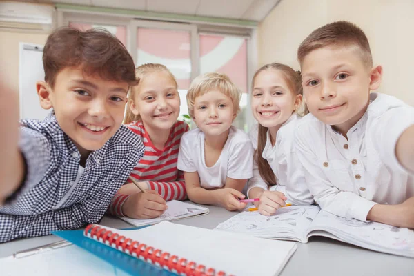 Kindheit Schulischer Lebensstil Gruppe Entzückender Glücklicher Kinder Beim Gemeinsamen Selfie — Stockfoto