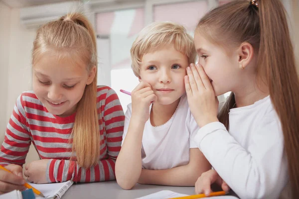 Roddelen Pesten Geheim Concept Schattig Blond Harig Meisje Glimlachend Bedachtzaam — Stockfoto