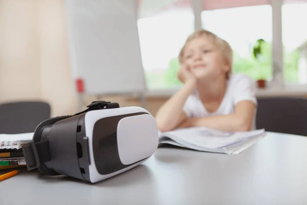 テーブルの上に3D Vrのメガネに選択的な焦点を当て 女の子は夢のように背景に離れて見て コピースペース 学校で想像力を使っている若い女子高生 近代的な装置 子供時代のコンセプト — ストック写真