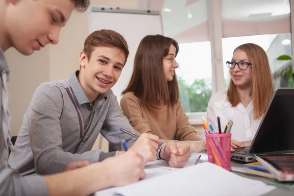 Joven Adolescente Alegre Con Frenos Sonriendo Cámara Mientras Trabaja Estudio — Foto de Stock