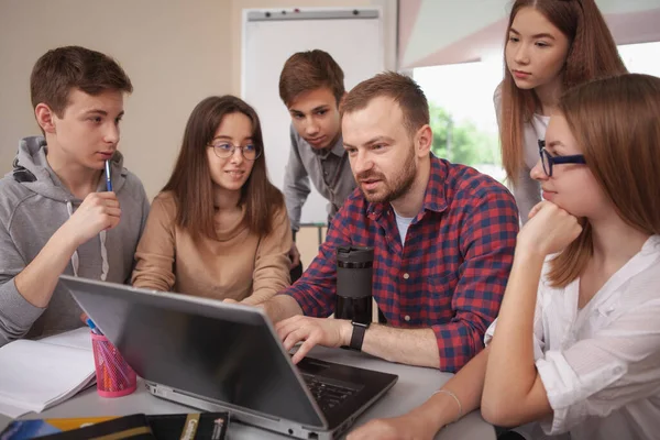 Dojrzały Mężczyzna Uczy Liceum Używa Laptopa Klasie Jego Uczniowie Gromadzą — Zdjęcie stockowe