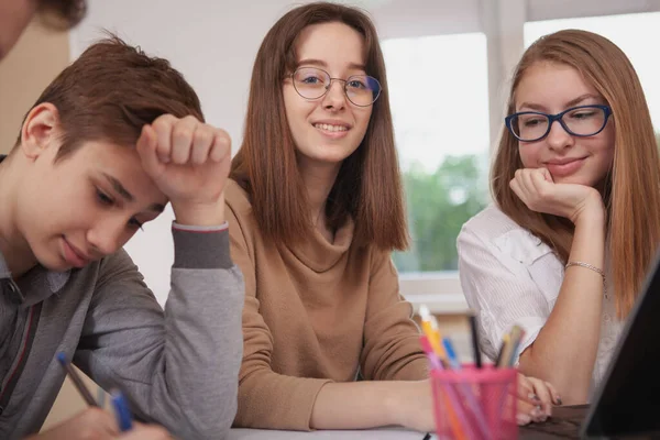 Concepto Educación Adolescente Hermosa Joven Adolescente Sonriendo Cámara Haciendo Proyecto — Foto de Stock