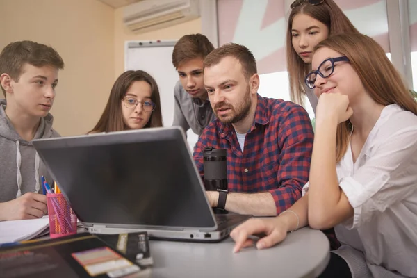 Profesor Masculino Útil Usando Ordenador Portátil Clase Trabajando Proyecto Con — Foto de Stock