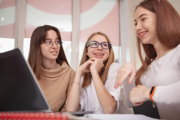 Grupo Estudiantes Adolescentes Hablando Durante Lección Chicas Adolescentes Encantadoras Discutiendo — Foto de Stock