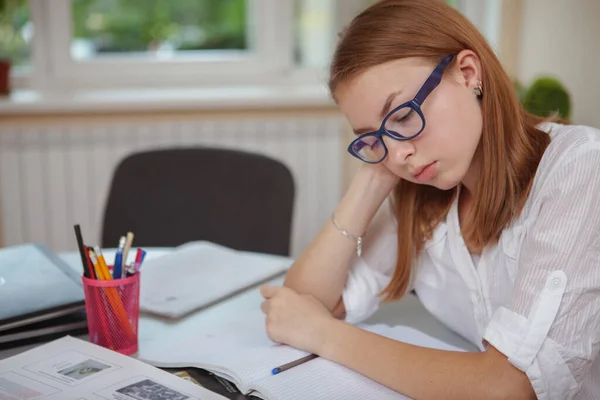 Gesneden Foto Van Een Tienerstudente Die Moe Verveeld Uitziet Zittend — Stockfoto