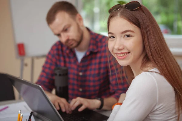 Primer Plano Una Adolescente Alegre Sonriendo Cámara Mientras Estudiaba Clase — Foto de Stock