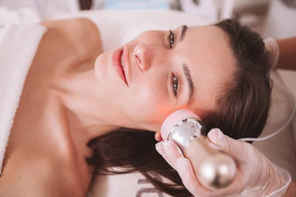 Atractiva Joven Mujer Disfrutando Procedimiento Elevación Salón Belleza Cuidado Piel — Foto de Stock