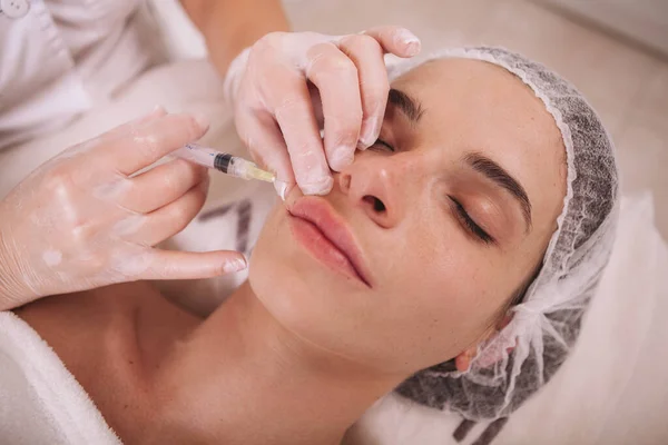 Junge Frau Bekommt Lippenvergrößerungsspritzen Vom Professionellen Kosmetologen Kosmetikerin Injiziert Füllstoff — Stockfoto