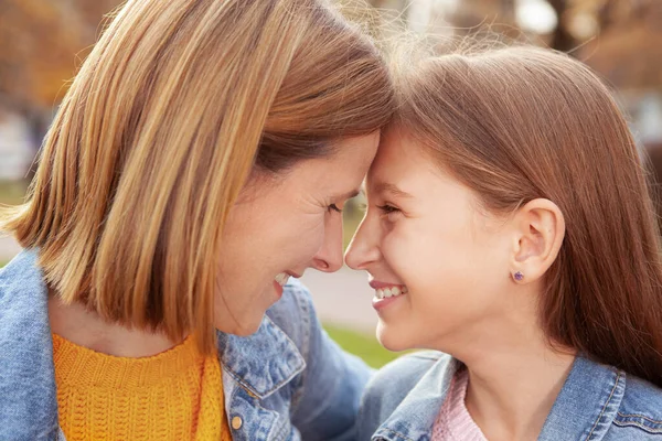 Primo Piano Madre Figlia Felici Che Ridono Toccando Con Fronti — Foto Stock