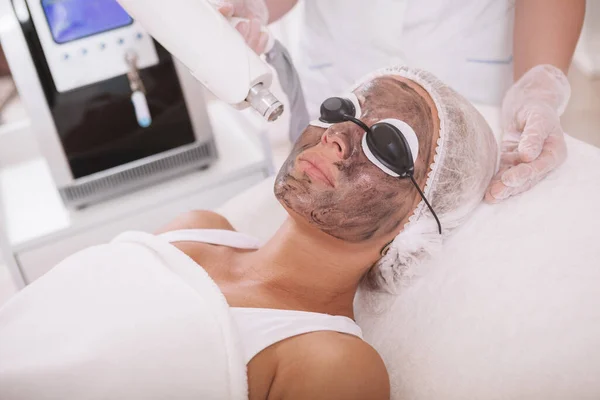 Przycięte Ujęcie Profesjonalnego Dermatologa Wykonującego Laserową Obróbkę Skóry Klientki — Zdjęcie stockowe