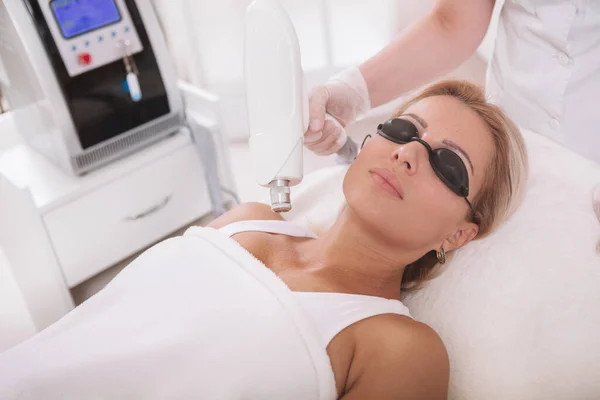 Beautiful Mature Woman Receiving Laser Beauty Treatment Cosmetology Clinic Beautician — Stock Photo, Image