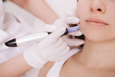 Tanımlanamayan bir kadının güzellik kliniğinde mezoterapi ameliyatı olması.