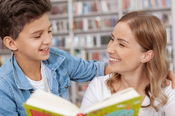 幸せな若い男の子の終わりと隠された母笑いながら一緒に本を読んで — ストック写真